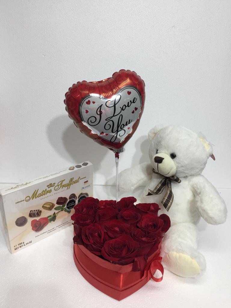 Caja corazn con 12 Rosas ms Bombones 165 Grs, Peluche blanco 26cm y Globito